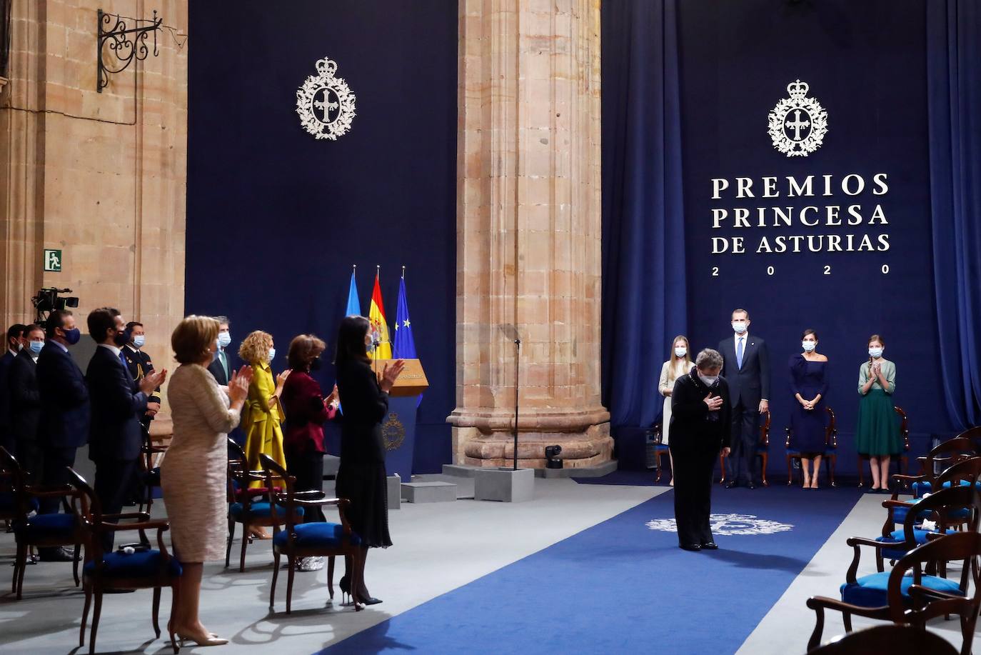 Los Reyes y sus hijas han mantenido este viernes una reunión con los galardonados en la 40 edición de los premios Princesa de Asturias que estarán presentes en la ceremonia de entrega en Oviedo, entre ellos representantes del colectivo sanitario y el piloto de rallys Carlos Sainz. Felipe VI, la reina Letizia, la princesa Leonor y la infanta Sofía han recibido a los premiados junto a los presidentes de los jurados de estas distinciones y miembros de los patronatos Princesa de Asturias y Fundación. Por la tarde ha tenido lugar el acto en el Hotel de la Reconquista de Oviedo con aforo limitado y sin público siguiendo las recomendaciones sanitarias frente al coronavirus.