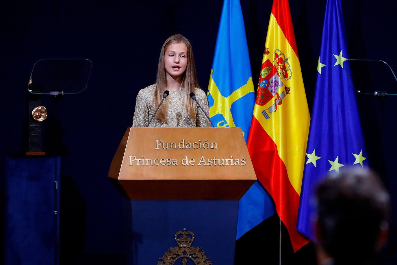 Los Reyes y sus hijas han mantenido este viernes una reunión con los galardonados en la 40 edición de los premios Princesa de Asturias que estarán presentes en la ceremonia de entrega en Oviedo, entre ellos representantes del colectivo sanitario y el piloto de rallys Carlos Sainz. Felipe VI, la reina Letizia, la princesa Leonor y la infanta Sofía han recibido a los premiados junto a los presidentes de los jurados de estas distinciones y miembros de los patronatos Princesa de Asturias y Fundación. Por la tarde ha tenido lugar el acto en el Hotel de la Reconquista de Oviedo con aforo limitado y sin público siguiendo las recomendaciones sanitarias frente al coronavirus.