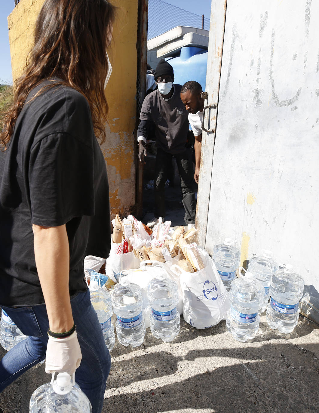 Los contagios ascienden a 30 en una semana y los inmigrantes hacen cuarentena en un local sin medidas de higiene ni salubridad