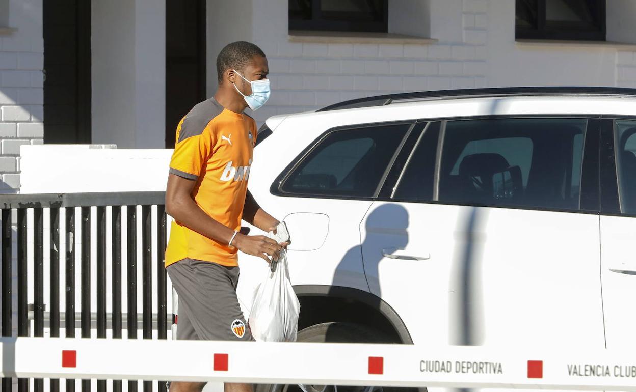 Kondogbia, a su llegada ayer a la Ciudad Deportiva. 