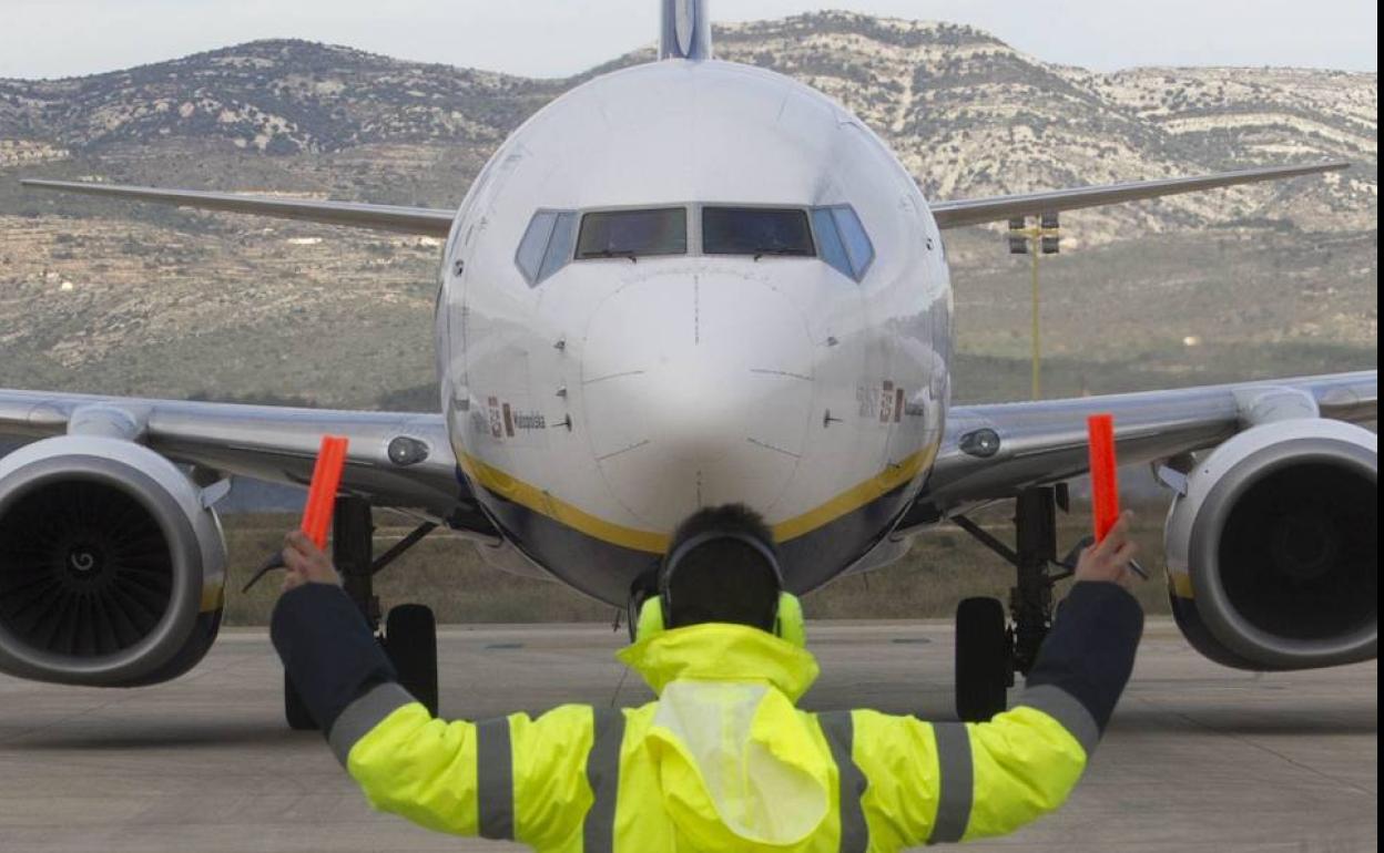 Un operario, en el aeropuerto de Castellón