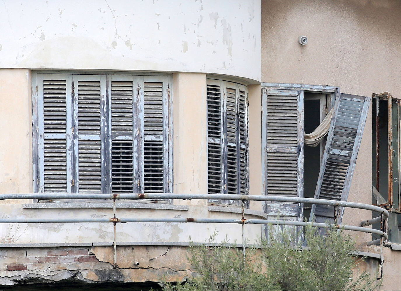 Varosha era el sector más prospero de la ciudad de Famagusta (Chipre), que tenía 40.000 habitantes, antes de ser ocupada por las tropas turcas en 1974. Todos sus habitantes fueron expulsados. En 1984 la ONU emitió una resolución que declara «inadmisible» todo intento de poblar cualquier parte de Varosha con personas que no sean sus habitantes originales. La pasada semana, Ersin Tatar, hasta ahora primer ministro de la autoproclamada República Turca del Norte de Chipre (RTNC) y el presidente turco, Recep Tayyip Erdogan, anunciaron por sorpresa la apertura de parte de la playa del barrio fantasma de Varosha.