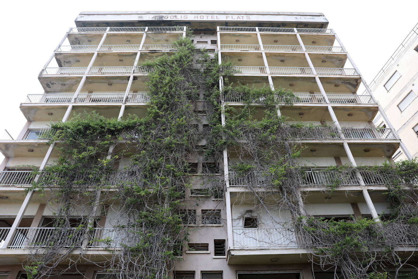 Varosha era el sector más prospero de la ciudad de Famagusta (Chipre), que tenía 40.000 habitantes, antes de ser ocupada por las tropas turcas en 1974. Todos sus habitantes fueron expulsados. En 1984 la ONU emitió una resolución que declara «inadmisible» todo intento de poblar cualquier parte de Varosha con personas que no sean sus habitantes originales. La pasada semana, Ersin Tatar, hasta ahora primer ministro de la autoproclamada República Turca del Norte de Chipre (RTNC) y el presidente turco, Recep Tayyip Erdogan, anunciaron por sorpresa la apertura de parte de la playa del barrio fantasma de Varosha.