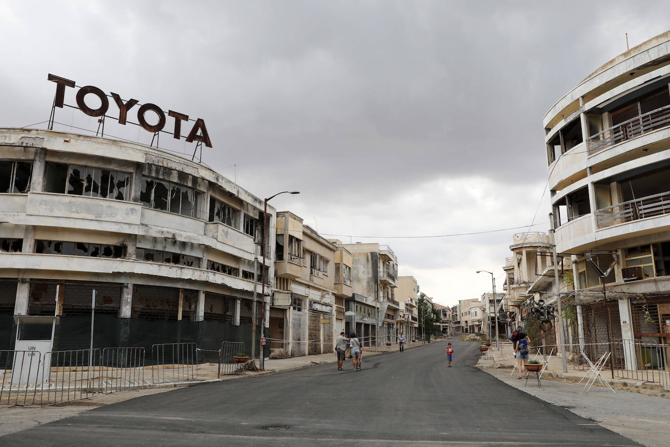 Varosha era el sector más prospero de la ciudad de Famagusta (Chipre), que tenía 40.000 habitantes, antes de ser ocupada por las tropas turcas en 1974. Todos sus habitantes fueron expulsados. En 1984 la ONU emitió una resolución que declara «inadmisible» todo intento de poblar cualquier parte de Varosha con personas que no sean sus habitantes originales. La pasada semana, Ersin Tatar, hasta ahora primer ministro de la autoproclamada República Turca del Norte de Chipre (RTNC) y el presidente turco, Recep Tayyip Erdogan, anunciaron por sorpresa la apertura de parte de la playa del barrio fantasma de Varosha.