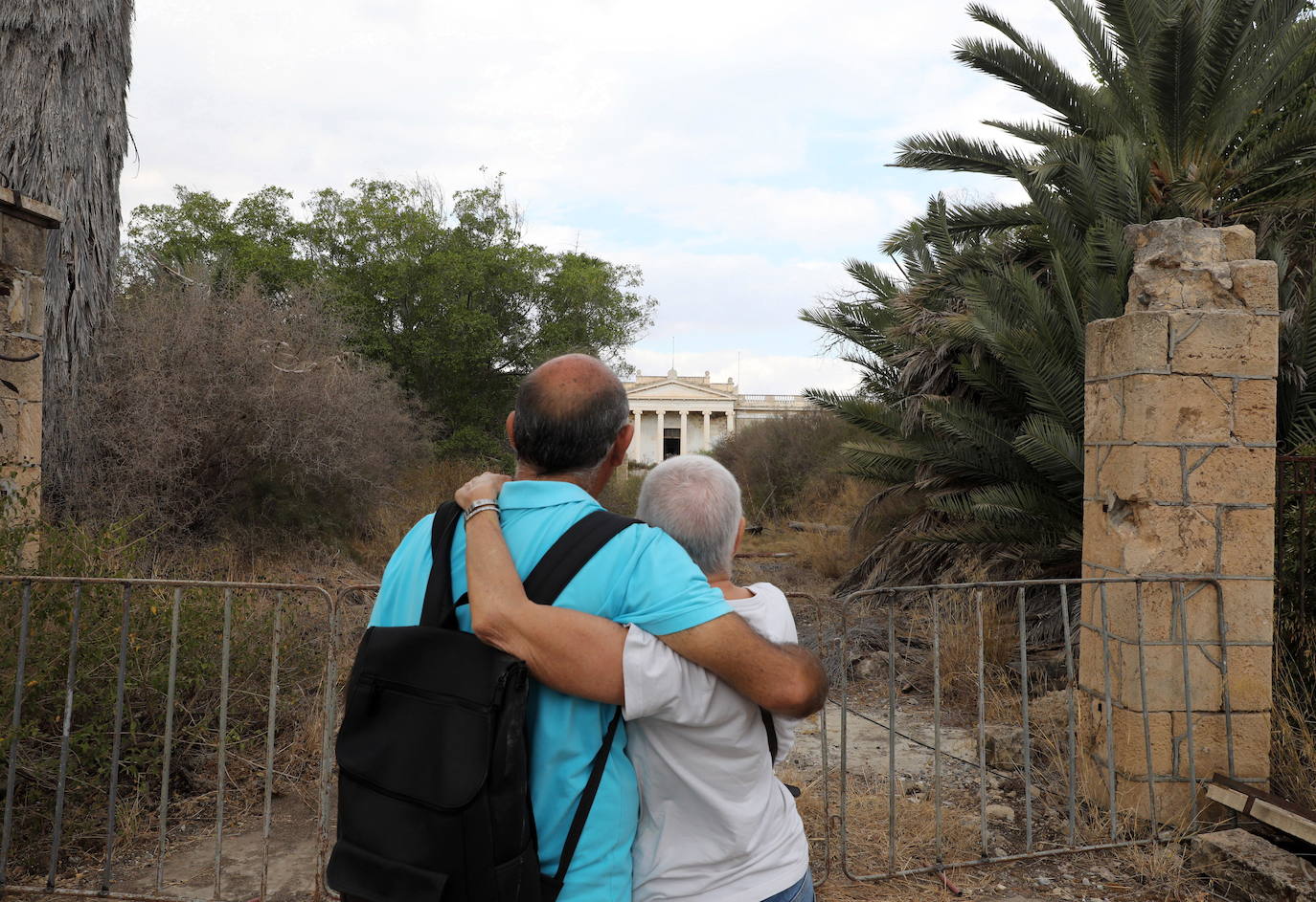 Varosha era el sector más prospero de la ciudad de Famagusta (Chipre), que tenía 40.000 habitantes, antes de ser ocupada por las tropas turcas en 1974. Todos sus habitantes fueron expulsados. En 1984 la ONU emitió una resolución que declara «inadmisible» todo intento de poblar cualquier parte de Varosha con personas que no sean sus habitantes originales. La pasada semana, Ersin Tatar, hasta ahora primer ministro de la autoproclamada República Turca del Norte de Chipre (RTNC) y el presidente turco, Recep Tayyip Erdogan, anunciaron por sorpresa la apertura de parte de la playa del barrio fantasma de Varosha.