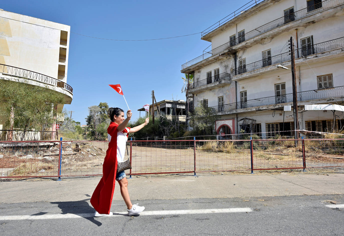 Varosha era el sector más prospero de la ciudad de Famagusta (Chipre), que tenía 40.000 habitantes, antes de ser ocupada por las tropas turcas en 1974. Todos sus habitantes fueron expulsados. En 1984 la ONU emitió una resolución que declara «inadmisible» todo intento de poblar cualquier parte de Varosha con personas que no sean sus habitantes originales. La pasada semana, Ersin Tatar, hasta ahora primer ministro de la autoproclamada República Turca del Norte de Chipre (RTNC) y el presidente turco, Recep Tayyip Erdogan, anunciaron por sorpresa la apertura de parte de la playa del barrio fantasma de Varosha.