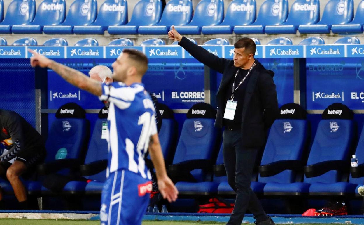 Jorge Almirón da instrucciones a sus jugadores en Mendizorroza en el encuentro de este domingo. 