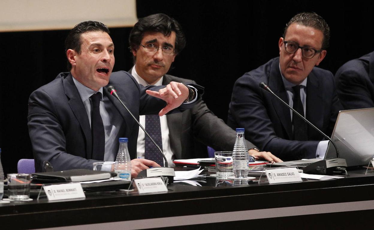 Amadeo Salvo, junto a los consejeros Miguel Ángel Gil y Manuel Peris, durante la Junta de diciembre de 2013. 