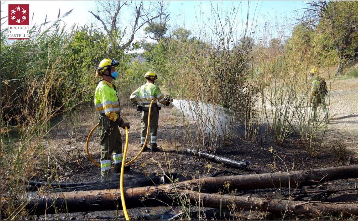 Los bomberos trabajan en el incendio de Vila-real. 