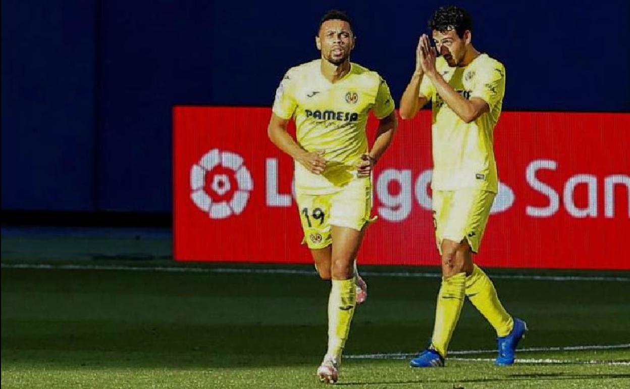 Parejo pide perdón tras anotar el gol que dio la victoria del Villarreal, a su lado, Coquelin. 