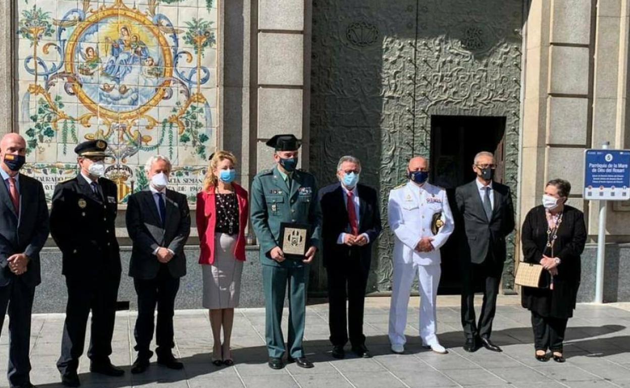 Autoridades y miembros de la Semana Santa Marinera de Valencia junto a la iglesia de N. S. del Rosario del Canyamelar. 