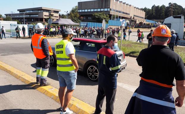 Los trabajadores de Alcoa en Lugo protestan para evitar el cierre de la planta. 