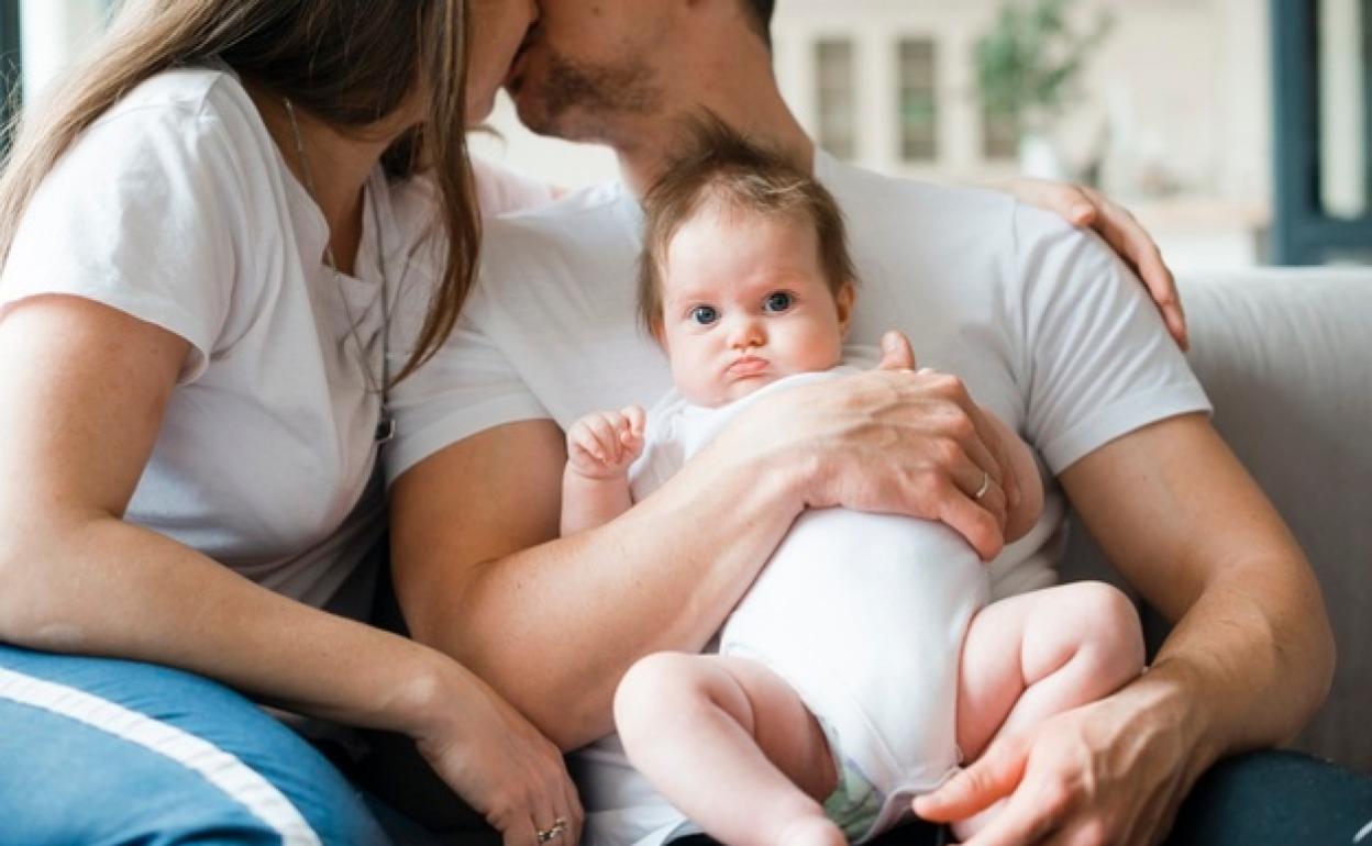 Los jóvenes creen que los 30 años es la mejor edad para estrenarse en la paternidad. 