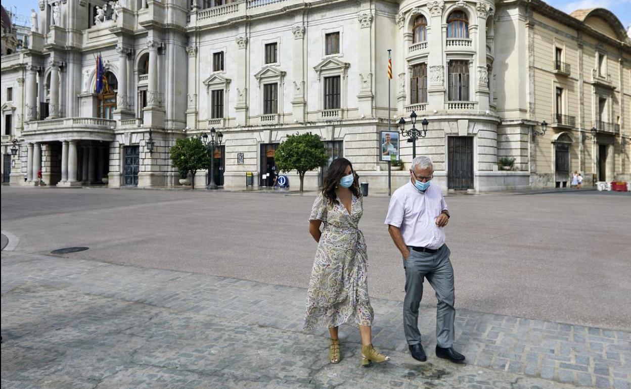 Sandra Gómez y Joan Ribó, en la plaza del Ayuntamiento. 