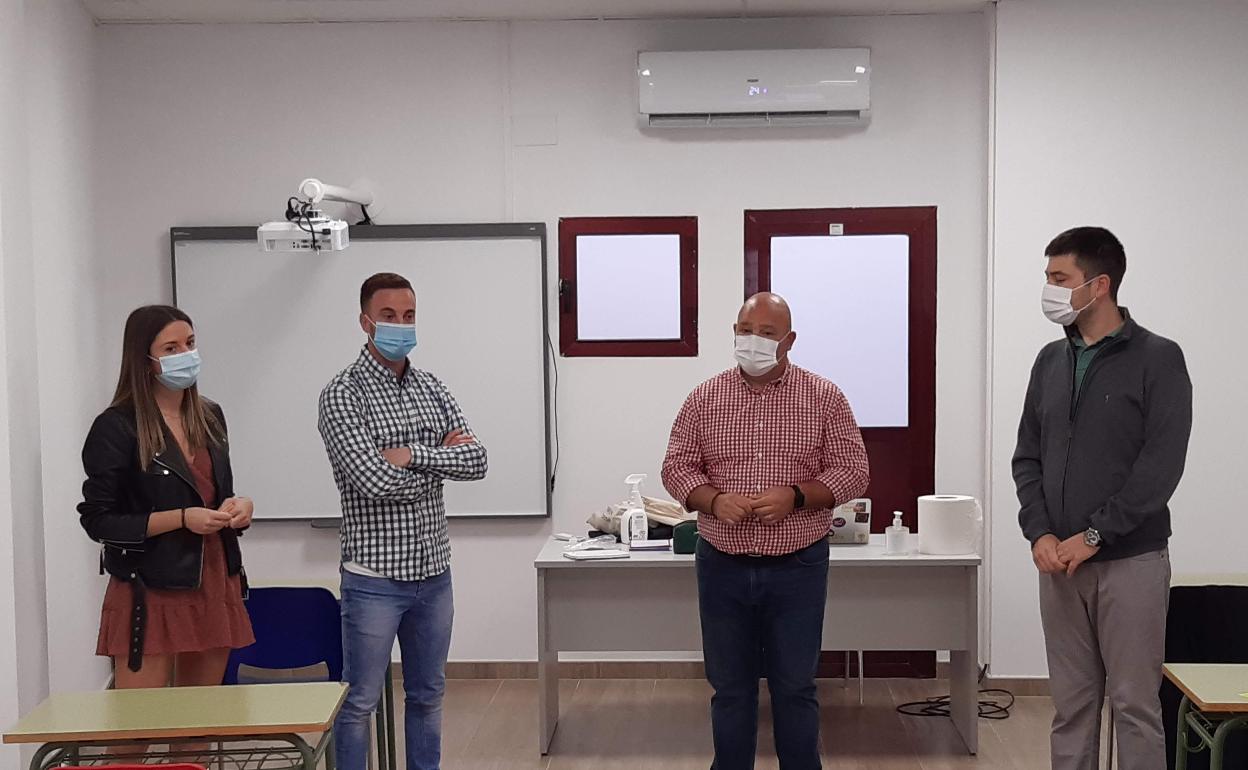 Bienvenida a los beneficiarios del programa Joven Oportunidad en el Ayuntamiento de Turís. 