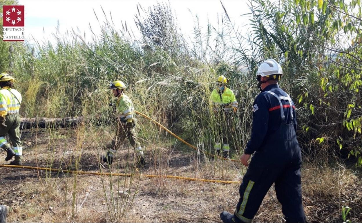Labores de extinción de los bomberos de Castellón.