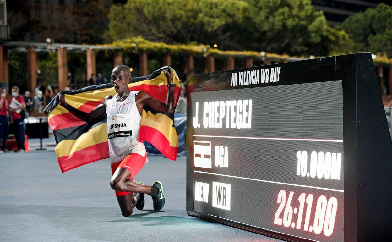 Las pistas de Atletismo del Río Turia fueron el escenario del doble récord de Cheptegei y Gidei. 