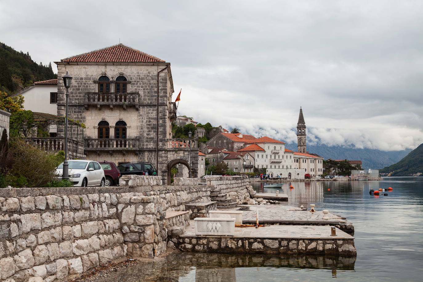 Además, Kotor es un laberinto medieval lleno de museos, iglesias, palacios venecianos y plazas.