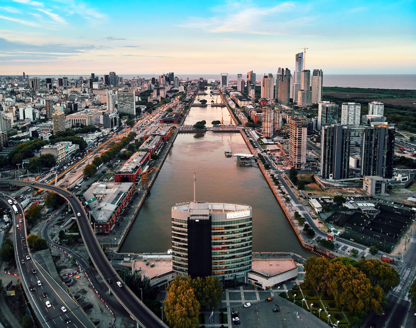 Puerto Madero proporcionara una imagen moderna a la ciudad y compone un entorno muy agradable para pasear y cenar en las terrazas de sus múltiples restaurantes.
