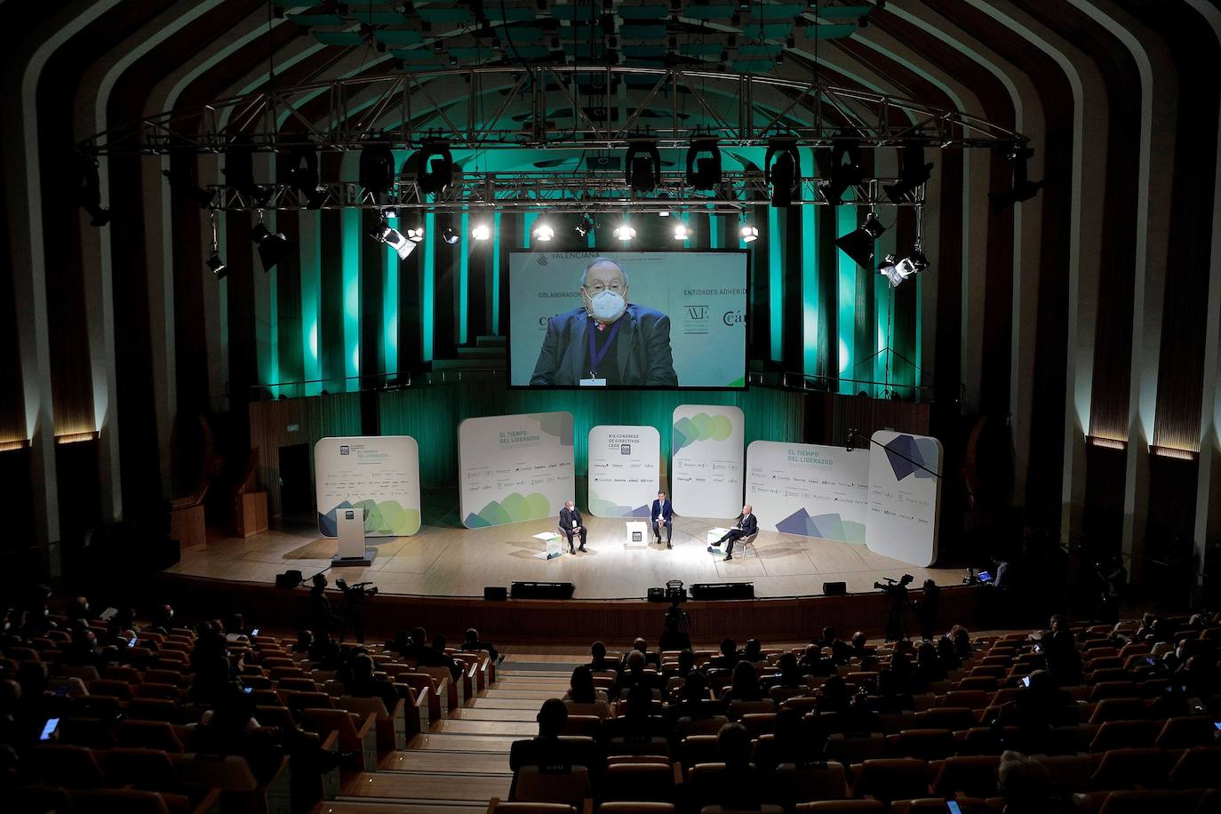 La ciudad se ha convertido por un día en la sede de las grandes empresas españolas, con una serie de conferencias en el Palau de Les Arts Reina Sofía sobre los retos de la economía española