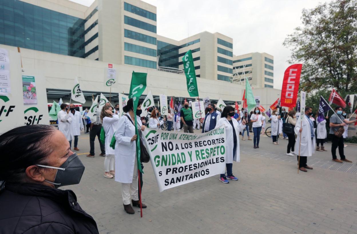 Médicos especialistas del CSIF y CC OO, ayer en la protesta ante las puertas de La Fe. 