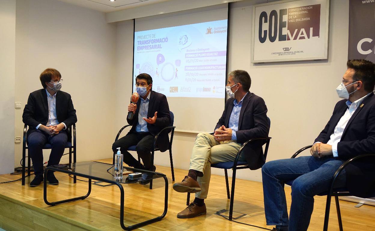 Momento de la presentación del proyecto con la presencia de los alcaldes y el presidente de Coeval. 