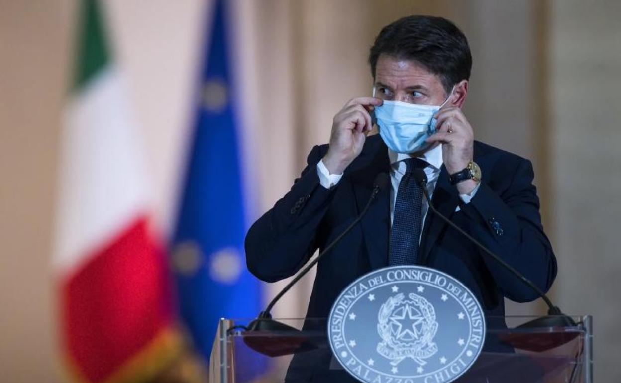 El Primer Ministro italiano, Giuseppe Conte, en una rueda de prensa.