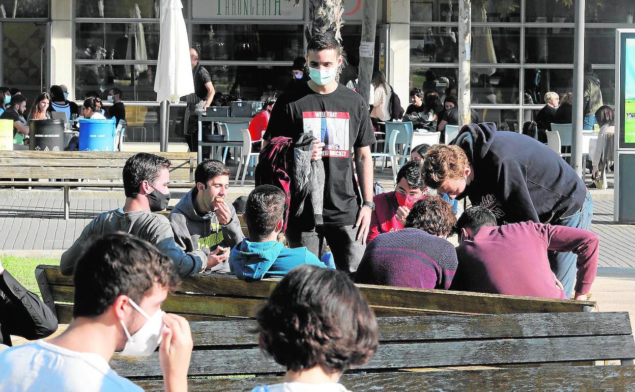 Jóvenes en un campus universitario.