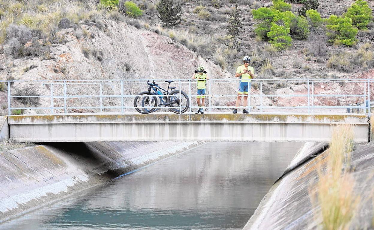 Conductos del trasvase Tajo-Segura en Sierra Espuña.  