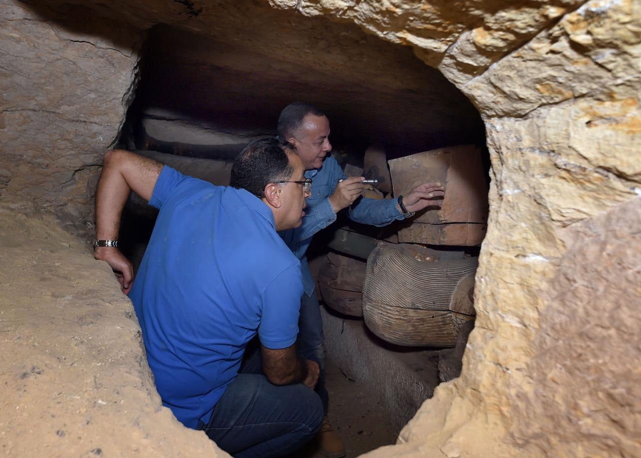 Tres nuevos pozos con un gran número de ataúdes humanos decorados y cerrados hace más de 2.500 años, además de estatuas de madera coloridas, han sido descubiertas en Saqara, al sur de El Cairo. La misión arqueológica egipcia ha anunciado varios descubrimientos arqueológicos importantes en este yacimiento arqueólogico, la última de los cuales fue revelar 59 ataúdes humanos coloridos dentro de los cuales hay momias en buen estado de conservación de funcionarios y sacerdotes de la 26ª dinastía anunciados en una conferencia de prensa mundial a principios de octubre. Los detalles de este descubrimiento serán anunciados durante las próximas semanas en una conferencia de prensa en el sitio arqueológico Saqqara, después de que se complete la documentación arqueológica y la fotografía, informó el Ministerio de Antigüedades de Egipto en un comunicado.