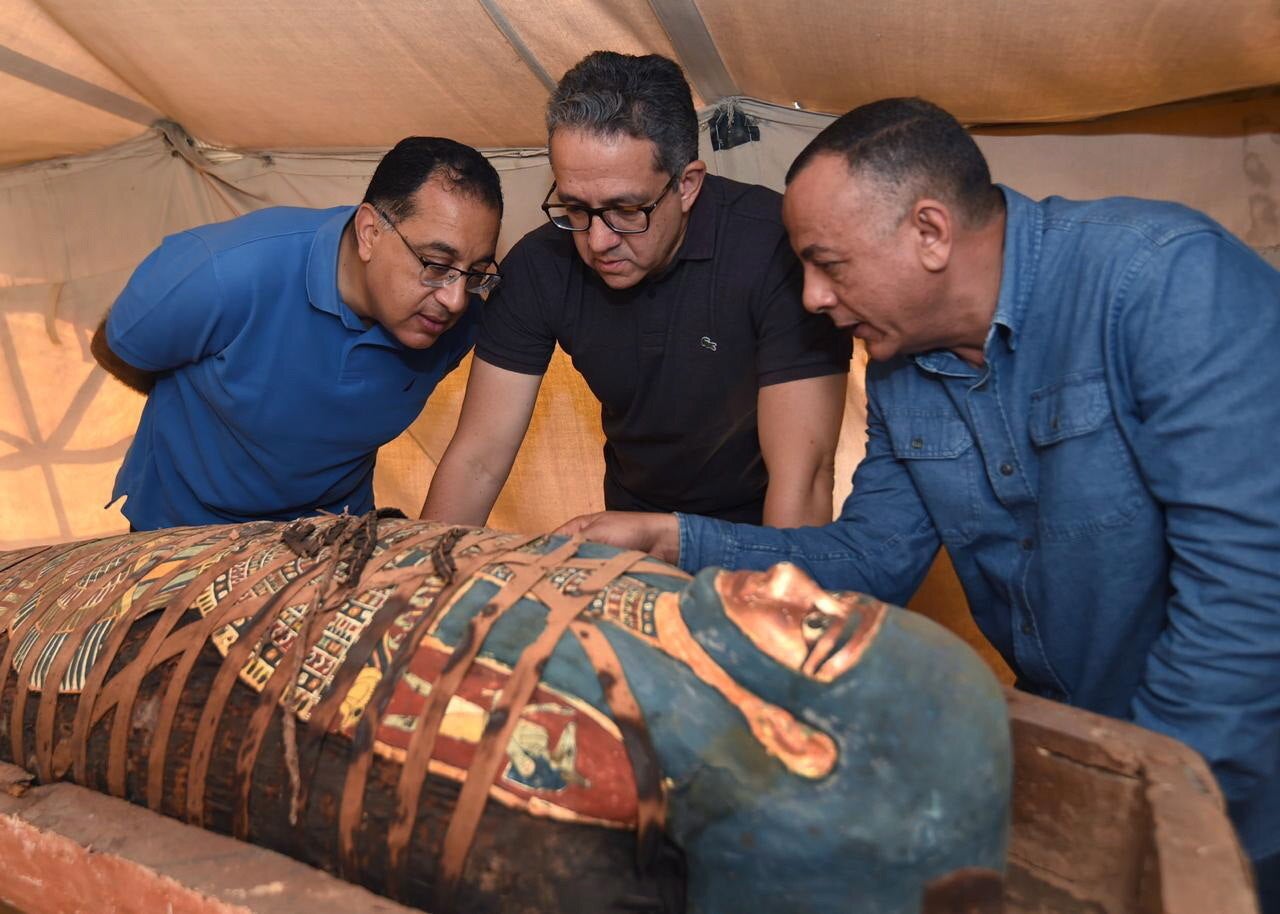 Tres nuevos pozos con un gran número de ataúdes humanos decorados y cerrados hace más de 2.500 años, además de estatuas de madera coloridas, han sido descubiertas en Saqara, al sur de El Cairo. La misión arqueológica egipcia ha anunciado varios descubrimientos arqueológicos importantes en este yacimiento arqueólogico, la última de los cuales fue revelar 59 ataúdes humanos coloridos dentro de los cuales hay momias en buen estado de conservación de funcionarios y sacerdotes de la 26ª dinastía anunciados en una conferencia de prensa mundial a principios de octubre. Los detalles de este descubrimiento serán anunciados durante las próximas semanas en una conferencia de prensa en el sitio arqueológico Saqqara, después de que se complete la documentación arqueológica y la fotografía, informó el Ministerio de Antigüedades de Egipto en un comunicado.