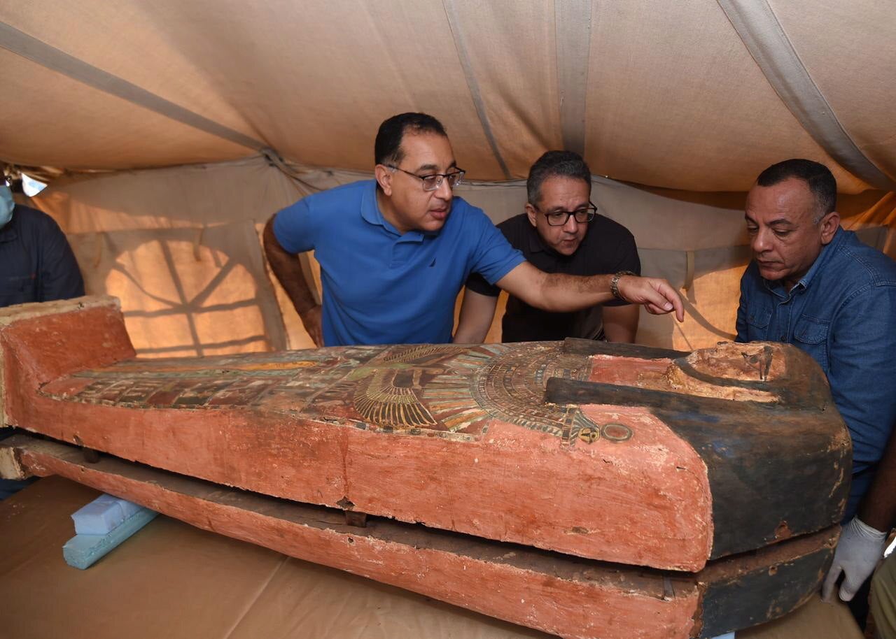 Tres nuevos pozos con un gran número de ataúdes humanos decorados y cerrados hace más de 2.500 años, además de estatuas de madera coloridas, han sido descubiertas en Saqara, al sur de El Cairo. La misión arqueológica egipcia ha anunciado varios descubrimientos arqueológicos importantes en este yacimiento arqueólogico, la última de los cuales fue revelar 59 ataúdes humanos coloridos dentro de los cuales hay momias en buen estado de conservación de funcionarios y sacerdotes de la 26ª dinastía anunciados en una conferencia de prensa mundial a principios de octubre. Los detalles de este descubrimiento serán anunciados durante las próximas semanas en una conferencia de prensa en el sitio arqueológico Saqqara, después de que se complete la documentación arqueológica y la fotografía, informó el Ministerio de Antigüedades de Egipto en un comunicado.