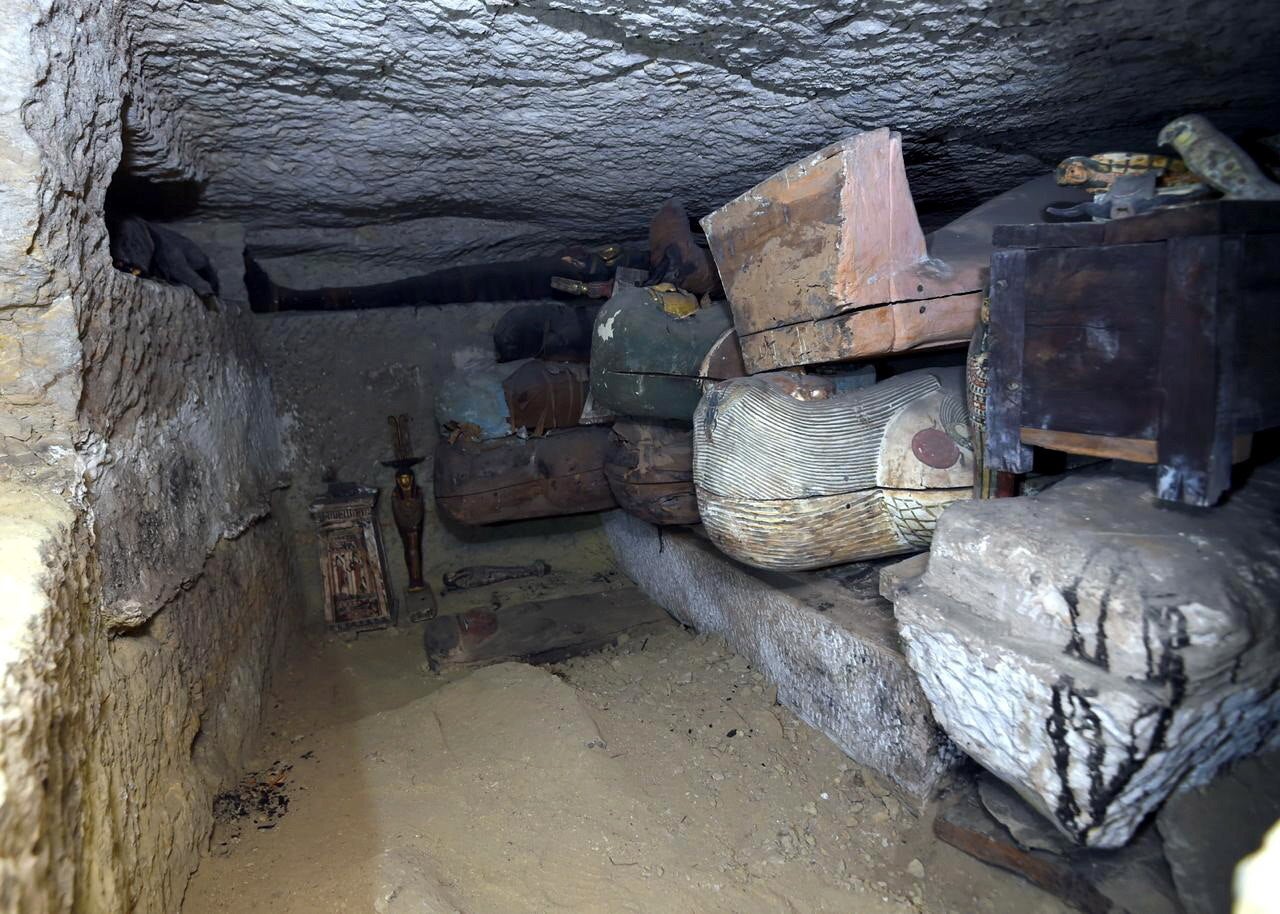 Tres nuevos pozos con un gran número de ataúdes humanos decorados y cerrados hace más de 2.500 años, además de estatuas de madera coloridas, han sido descubiertas en Saqara, al sur de El Cairo. La misión arqueológica egipcia ha anunciado varios descubrimientos arqueológicos importantes en este yacimiento arqueólogico, la última de los cuales fue revelar 59 ataúdes humanos coloridos dentro de los cuales hay momias en buen estado de conservación de funcionarios y sacerdotes de la 26ª dinastía anunciados en una conferencia de prensa mundial a principios de octubre. Los detalles de este descubrimiento serán anunciados durante las próximas semanas en una conferencia de prensa en el sitio arqueológico Saqqara, después de que se complete la documentación arqueológica y la fotografía, informó el Ministerio de Antigüedades de Egipto en un comunicado.