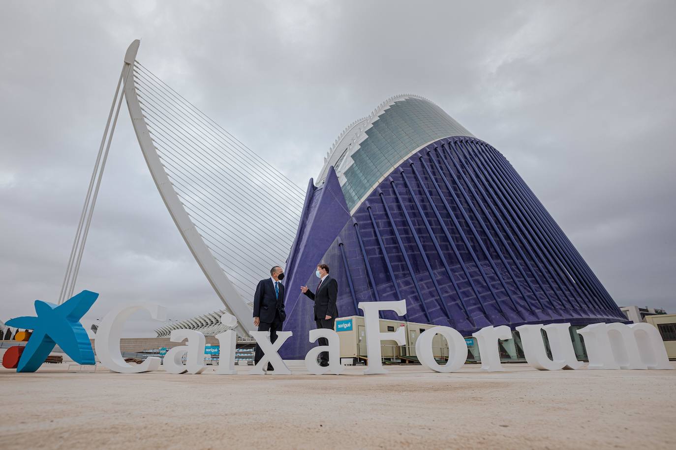 El presidente de la Generalitat Valenciana, Ximo Puig, y el presidente de la Fundación la Caixa, Isidro Fainé, visitan las obras para convertir el Ágora en un centro cultural