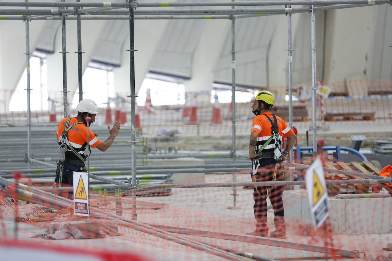 El presidente de la Generalitat Valenciana, Ximo Puig, y el presidente de la Fundación la Caixa, Isidro Fainé, visitan las obras para convertir el Ágora en un centro cultural