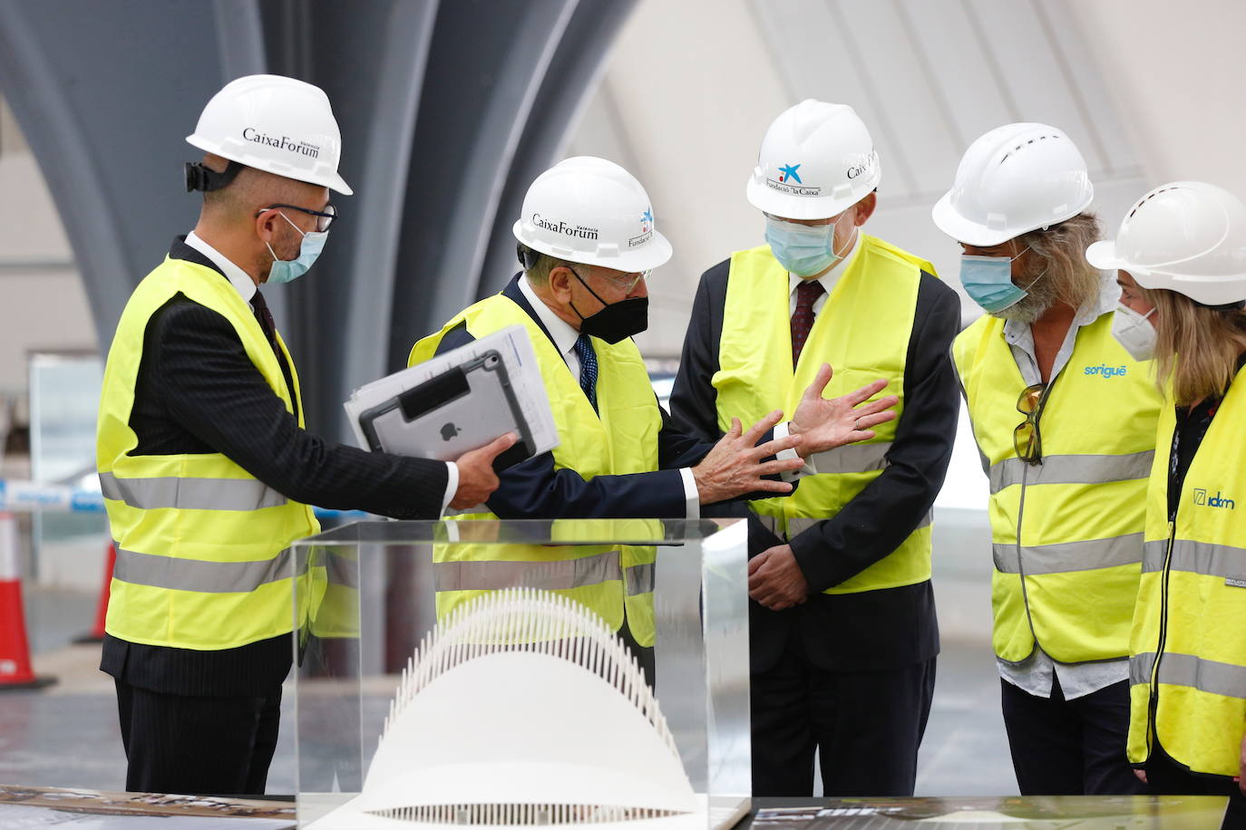 El presidente de la Generalitat Valenciana, Ximo Puig, y el presidente de la Fundación la Caixa, Isidro Fainé, visitan las obras para convertir el Ágora en un centro cultural