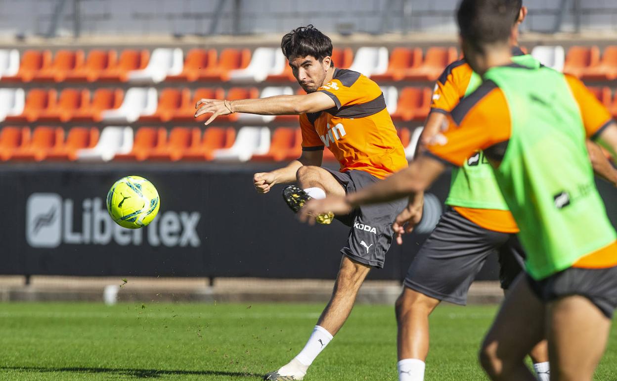 Carlos Soler, durante la sesión preparatoria de ayer. 