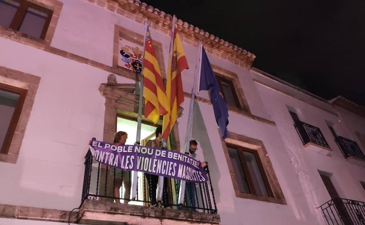 Fachada del Ayuntamiento de Poble Nou de Benitatxell iluminada de morado. 