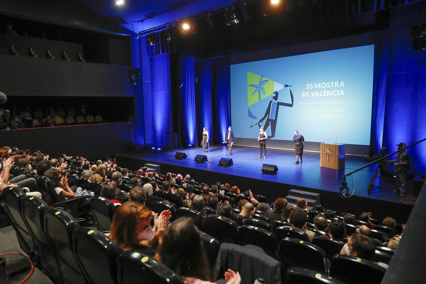 La sobriedad marca el inicio del festival, que se celebra hasta el 1 de noviembre. La ceremonia de inauguración se limita a desgranar el programa con el toque gamberro del estreno del documental del valenciano Javier Polo