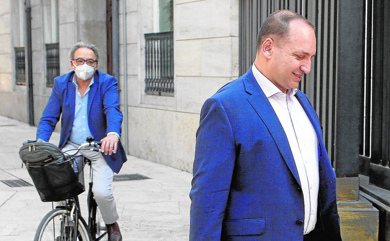 El vicepresidente segundo, llegando a Les Corts, antes que el síndic del PSPV, en bicicleta. 