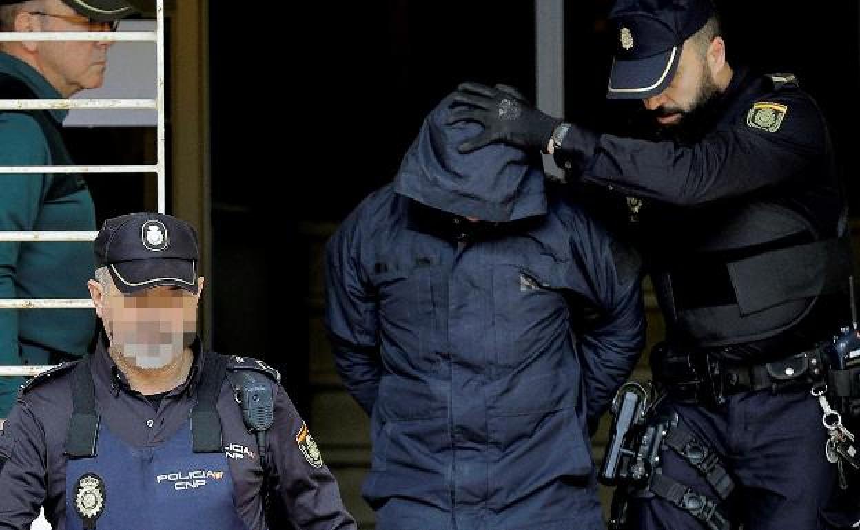 El presunto asesino de Marta Calvo sale del juzgado de Alzira. 