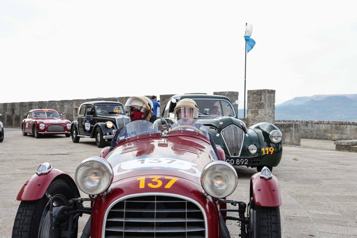 El rally Mille Miglia reúne los automóviles más bellos del mundo. Durante 30 años -desde 1927 hasta 1957-, la Mille Miglia fue la prueba automovilística por excelencia y una de las competiciones más amadas por los italianos. En 1957, un trágico accidente que costó la vida al piloto español Alfonso de Portago y a diez espectadores puso el definitivo punto final a su celebración. Los coches de época recorren estos días en varias etapas mil millas, en una versión histórica de la carrera, desde Brescia a Roma ida y vuelta. 