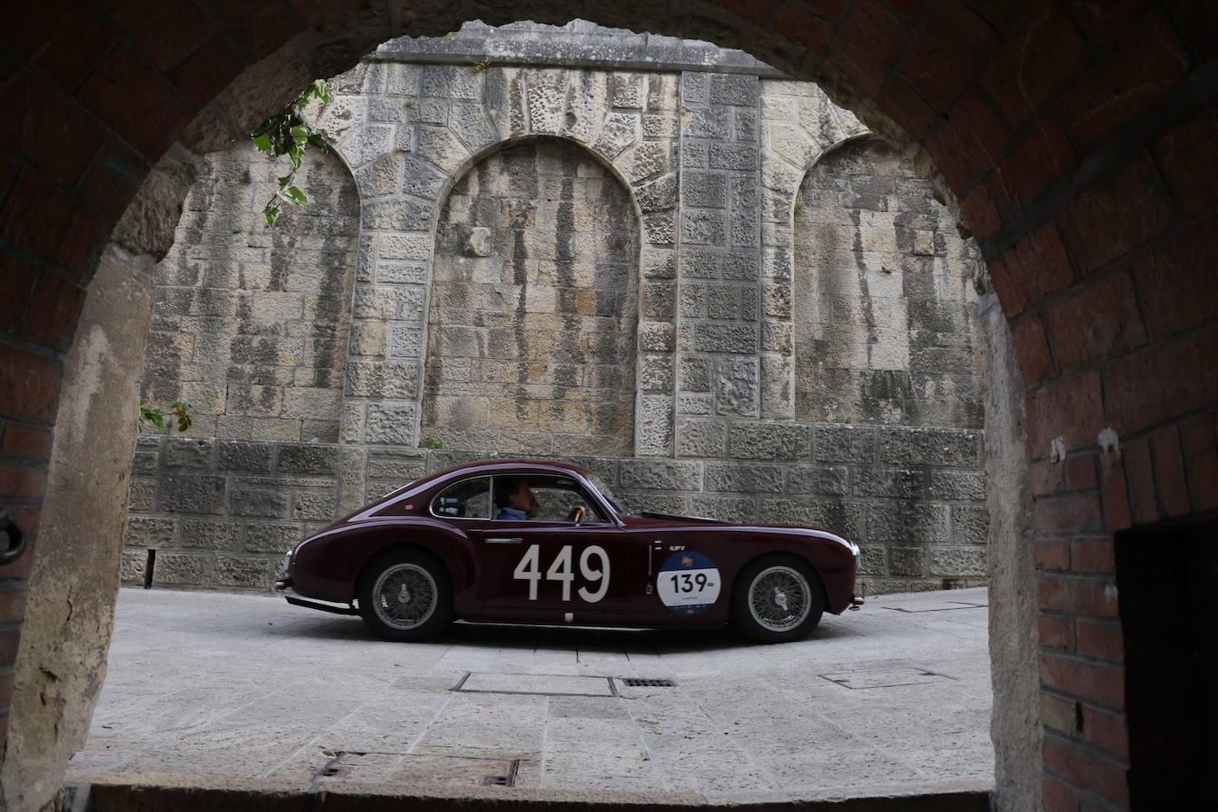 El rally Mille Miglia reúne los automóviles más bellos del mundo. Durante 30 años -desde 1927 hasta 1957-, la Mille Miglia fue la prueba automovilística por excelencia y una de las competiciones más amadas por los italianos. En 1957, un trágico accidente que costó la vida al piloto español Alfonso de Portago y a diez espectadores puso el definitivo punto final a su celebración. Los coches de época recorren estos días en varias etapas mil millas, en una versión histórica de la carrera, desde Brescia a Roma ida y vuelta. 