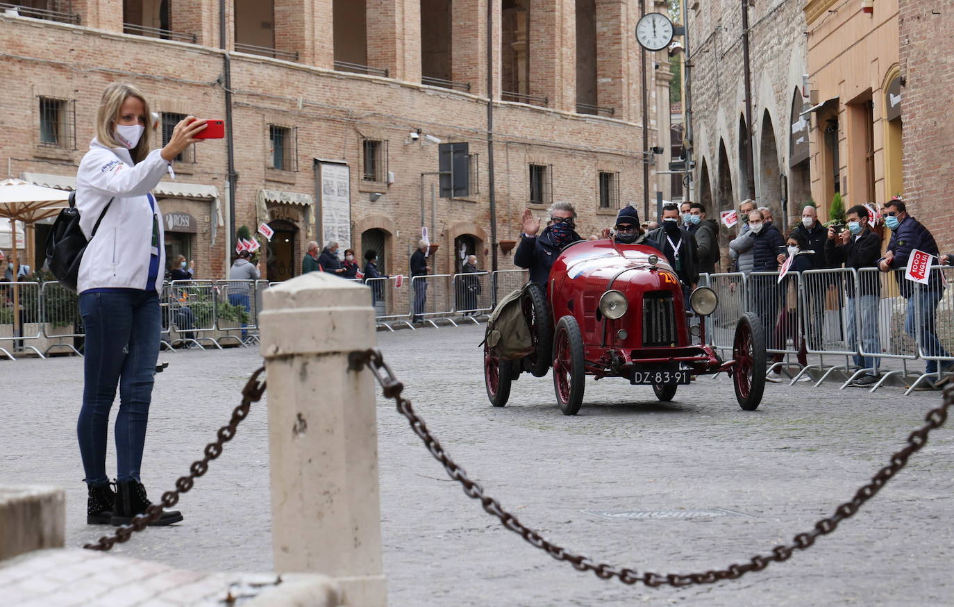 El rally Mille Miglia reúne los automóviles más bellos del mundo. Durante 30 años -desde 1927 hasta 1957-, la Mille Miglia fue la prueba automovilística por excelencia y una de las competiciones más amadas por los italianos. En 1957, un trágico accidente que costó la vida al piloto español Alfonso de Portago y a diez espectadores puso el definitivo punto final a su celebración. Los coches de época recorren estos días en varias etapas mil millas, en una versión histórica de la carrera, desde Brescia a Roma ida y vuelta. 