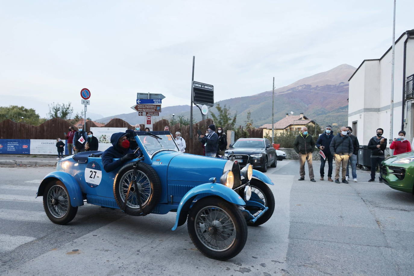 El rally Mille Miglia reúne los automóviles más bellos del mundo. Durante 30 años -desde 1927 hasta 1957-, la Mille Miglia fue la prueba automovilística por excelencia y una de las competiciones más amadas por los italianos. En 1957, un trágico accidente que costó la vida al piloto español Alfonso de Portago y a diez espectadores puso el definitivo punto final a su celebración. Los coches de época recorren estos días en varias etapas mil millas, en una versión histórica de la carrera, desde Brescia a Roma ida y vuelta. 