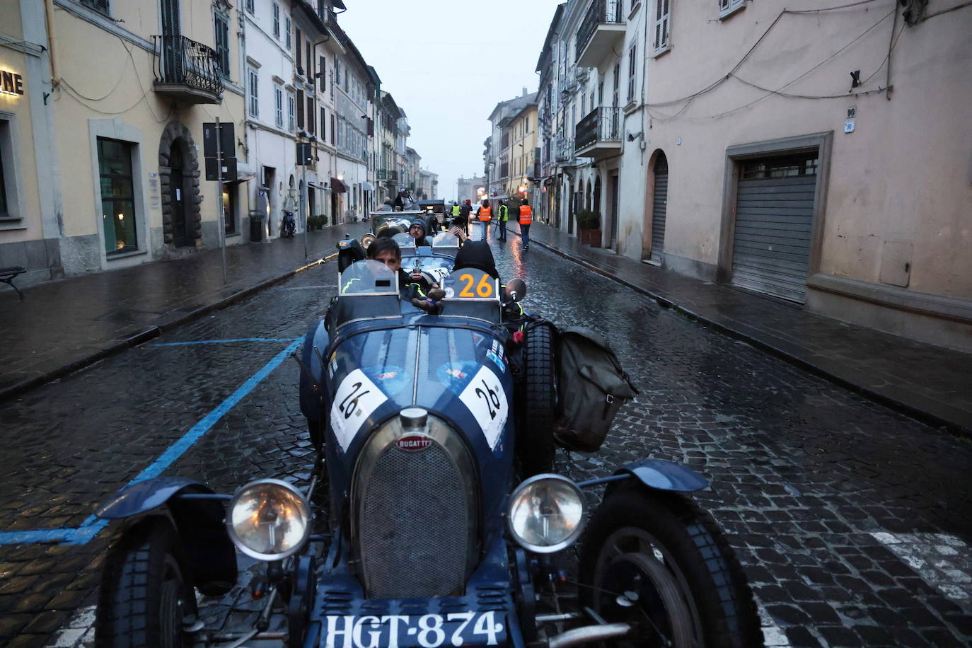 El rally Mille Miglia reúne los automóviles más bellos del mundo. Durante 30 años -desde 1927 hasta 1957-, la Mille Miglia fue la prueba automovilística por excelencia y una de las competiciones más amadas por los italianos. En 1957, un trágico accidente que costó la vida al piloto español Alfonso de Portago y a diez espectadores puso el definitivo punto final a su celebración. Los coches de época recorren estos días en varias etapas mil millas, en una versión histórica de la carrera, desde Brescia a Roma ida y vuelta. 