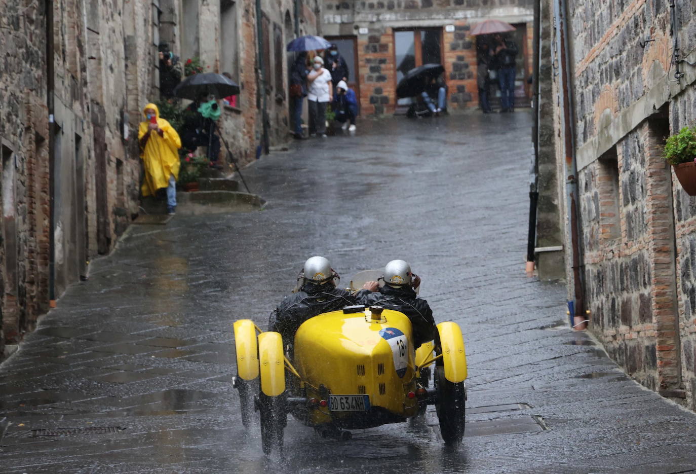 El rally Mille Miglia reúne los automóviles más bellos del mundo. Durante 30 años -desde 1927 hasta 1957-, la Mille Miglia fue la prueba automovilística por excelencia y una de las competiciones más amadas por los italianos. En 1957, un trágico accidente que costó la vida al piloto español Alfonso de Portago y a diez espectadores puso el definitivo punto final a su celebración. Los coches de época recorren estos días en varias etapas mil millas, en una versión histórica de la carrera, desde Brescia a Roma ida y vuelta. 