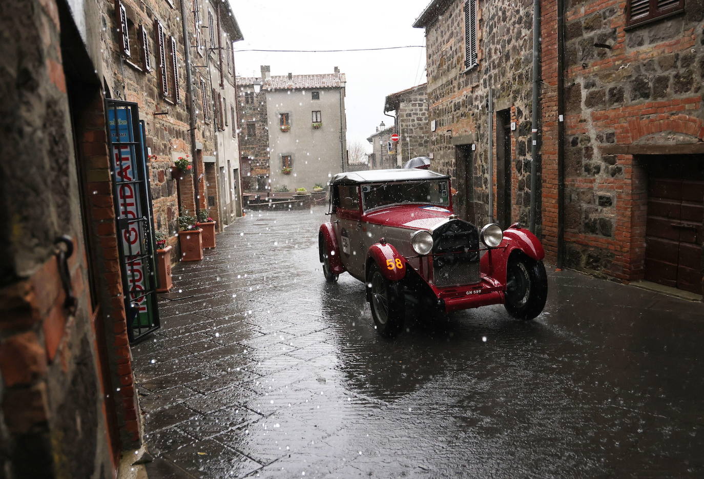 El rally Mille Miglia reúne los automóviles más bellos del mundo. Durante 30 años -desde 1927 hasta 1957-, la Mille Miglia fue la prueba automovilística por excelencia y una de las competiciones más amadas por los italianos. En 1957, un trágico accidente que costó la vida al piloto español Alfonso de Portago y a diez espectadores puso el definitivo punto final a su celebración. Los coches de época recorren estos días en varias etapas mil millas, en una versión histórica de la carrera, desde Brescia a Roma ida y vuelta. 