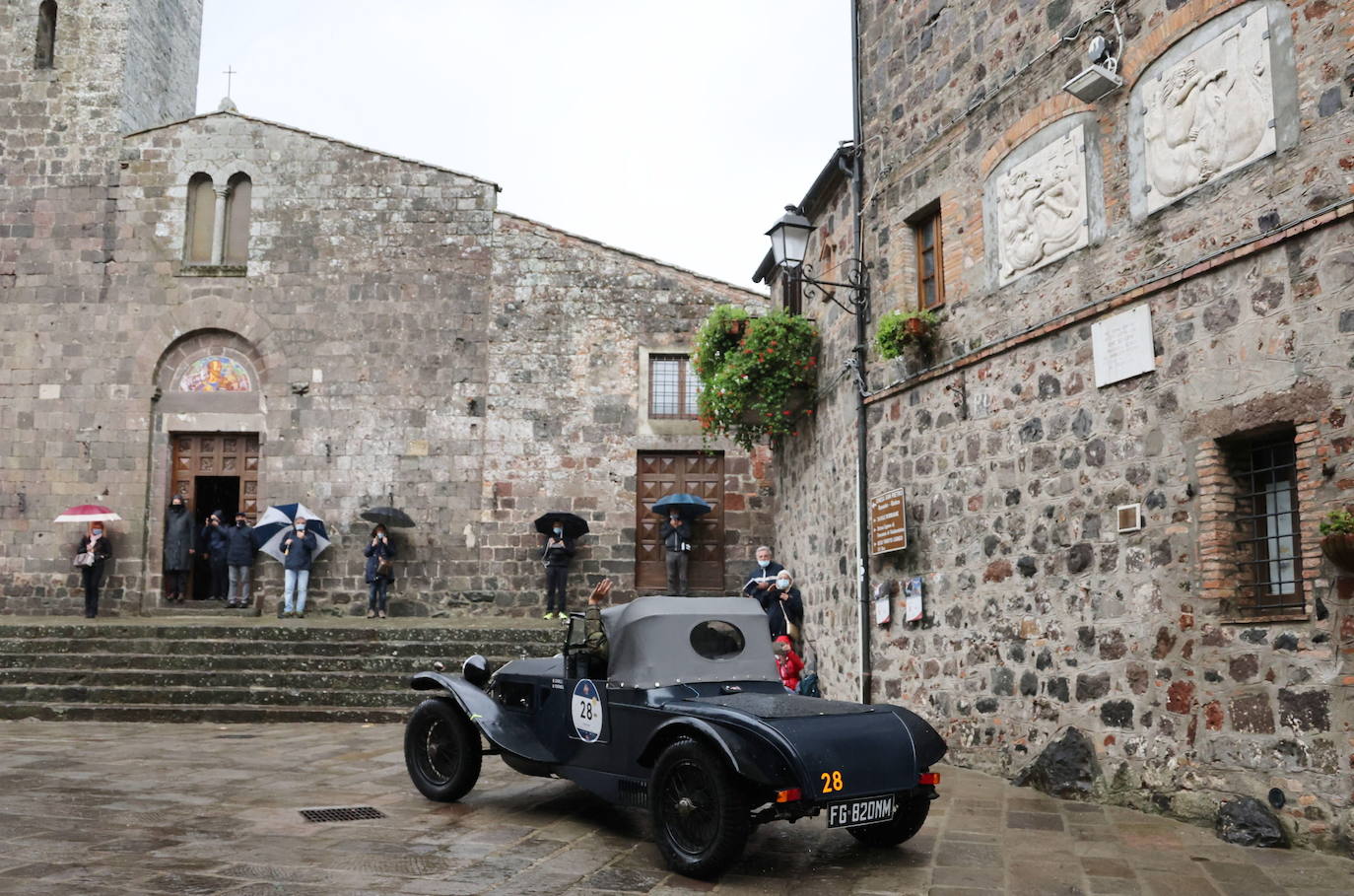 El rally Mille Miglia reúne los automóviles más bellos del mundo. Durante 30 años -desde 1927 hasta 1957-, la Mille Miglia fue la prueba automovilística por excelencia y una de las competiciones más amadas por los italianos. En 1957, un trágico accidente que costó la vida al piloto español Alfonso de Portago y a diez espectadores puso el definitivo punto final a su celebración. Los coches de época recorren estos días en varias etapas mil millas, en una versión histórica de la carrera, desde Brescia a Roma ida y vuelta. 