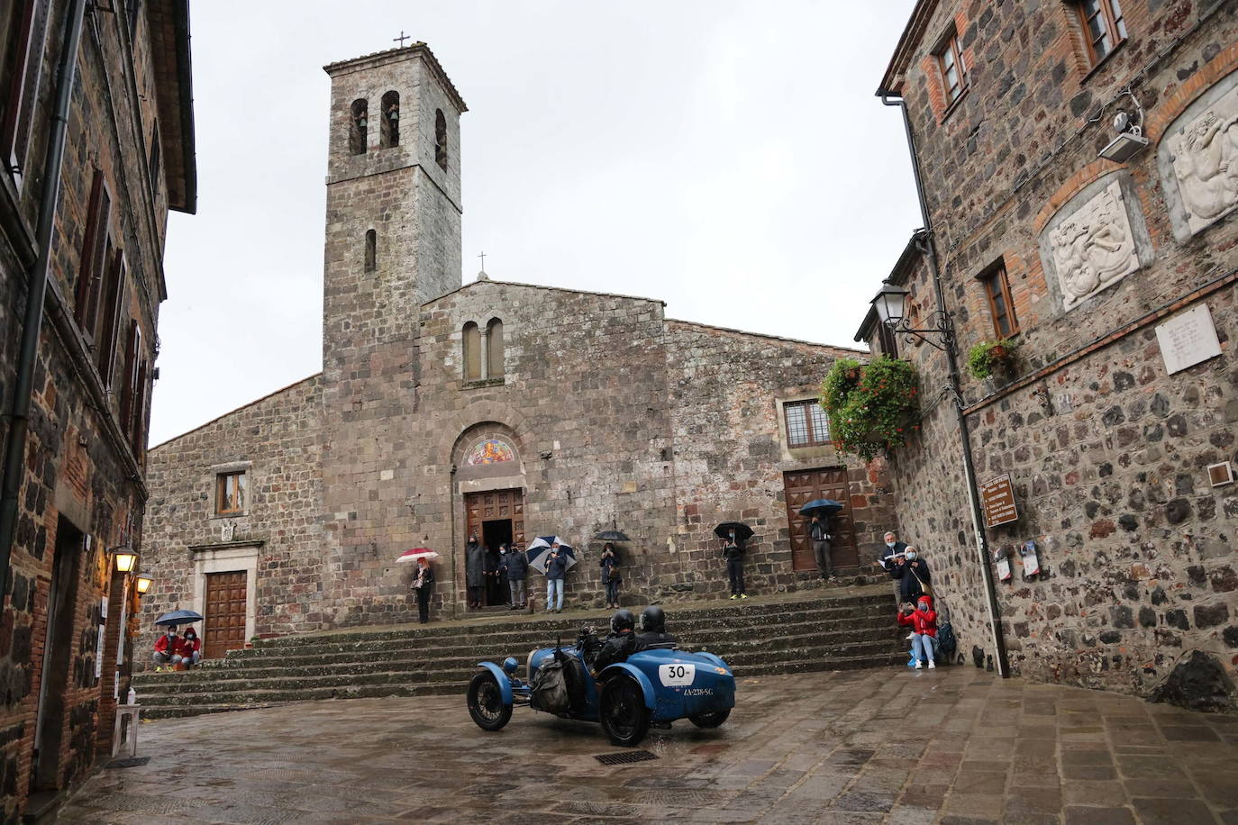 El rally Mille Miglia reúne los automóviles más bellos del mundo. Durante 30 años -desde 1927 hasta 1957-, la Mille Miglia fue la prueba automovilística por excelencia y una de las competiciones más amadas por los italianos. En 1957, un trágico accidente que costó la vida al piloto español Alfonso de Portago y a diez espectadores puso el definitivo punto final a su celebración. Los coches de época recorren estos días en varias etapas mil millas, en una versión histórica de la carrera, desde Brescia a Roma ida y vuelta. 